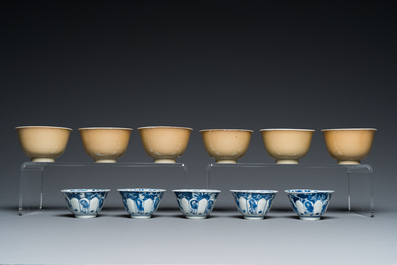 Onze tasses et dix soucoupes en porcelaine de Chine en bleu et blanc, Kangxi
