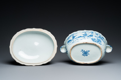 Grande terrine couverte sur son support en porcelaine de Chine en bleu et blanc &agrave; d&eacute;cor d'une sc&egrave;ne du 'Xi Xiang Ji', Qianlong