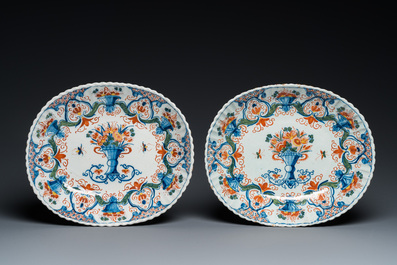Een paar polychrome Delftse gelobde ovale schotels, 1e kwart 18e eeuw