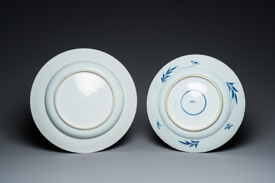 Deux plats et cinq assiettes en porcelaine de Chine en bleu et blanc &agrave; d&eacute;cor floral, Kangxi