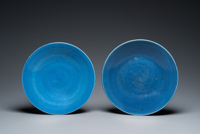 Vier Chinese monochrome schotels met blauw en craquel&eacute; glazuur, 19/20e eeuw