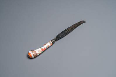 A Chinese famille verte stem cup, a famille rose 'mandarin' sander and a knife handle, Kangxi/Qianlong