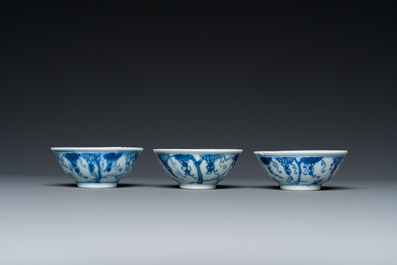 Trois bols en porcelaine de Chine en bleu et blanc &agrave; d&eacute;cor de vignes, marque et &eacute;poque de Yongzheng