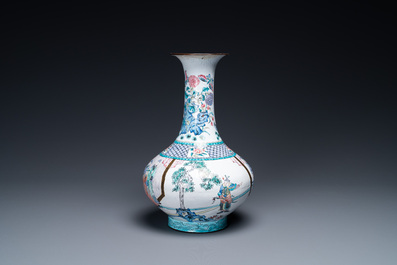 Un vase, une bo&icirc;te couverte et une coupe aux dragons en &eacute;maux de Canton, Qianlong et post&eacute;rieur