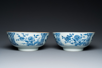 Une paire de bols et une paire d'assiettes en porcelaine de Chine en bleu et blanc et une paire de groupes en biscuit &eacute;maill&eacute; vert, Kangxi/Qianlong