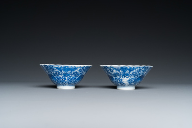 Paire de bols en porcelaine de Chine en bleu et blanc &agrave; d&eacute;cor bajixiang, marque et peut-&ecirc;tre &eacute;poque de Yongzheng