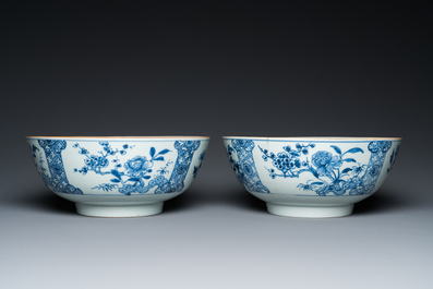 Une paire de bols et une paire d'assiettes en porcelaine de Chine en bleu et blanc et une paire de groupes en biscuit &eacute;maill&eacute; vert, Kangxi/Qianlong