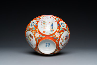 Bol en porcelaine de Chine famille rose &agrave; fond rouge de corail, marque de Yongzheng, R&eacute;publique