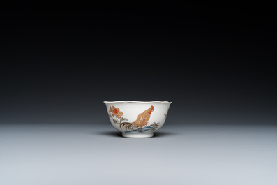 Een Chinese grisaille en vergulde kop en twee schotels met hanen, Yongzheng
