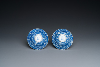 Een paar Chinese blauw-witte 'bajixiang' kommen, Yongzheng merk en mogelijk periode