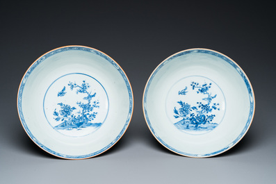 Une paire de bols et une paire d'assiettes en porcelaine de Chine en bleu et blanc et une paire de groupes en biscuit &eacute;maill&eacute; vert, Kangxi/Qianlong