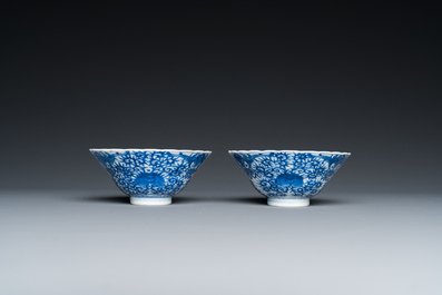 Paire de bols en porcelaine de Chine en bleu et blanc &agrave; d&eacute;cor bajixiang, marque et peut-&ecirc;tre &eacute;poque de Yongzheng