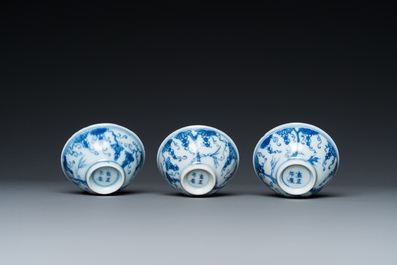 Drie Chinese blauw-witte theekommen met druivenranken, Yongzheng merk en periode