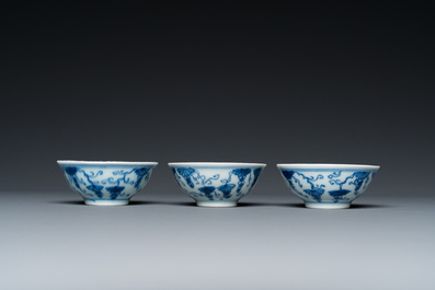 Trois bols en porcelaine de Chine en bleu et blanc &agrave; d&eacute;cor de vignes, marque et &eacute;poque de Yongzheng