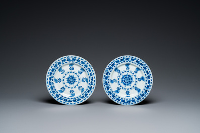 Twee Chinese blauw-witte schotels en vijf borden met floraal decor, Kangxi