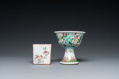 Een Chinese famille verte stem cup, een famille rose zandstrooier met mandarijns decor en een mesheft, Kangxi/Qianlong
