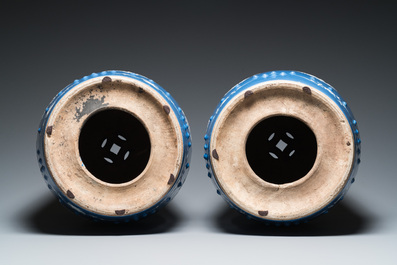 Paire de tabourets en porcelaine de Chine &agrave; d&eacute;cor en engobe blanche sur fond bleu, 19&egrave;me