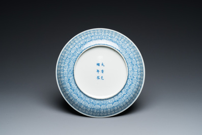 Een Chinese blauw-witte schotel met floraal decor, Guangxu merk en periode