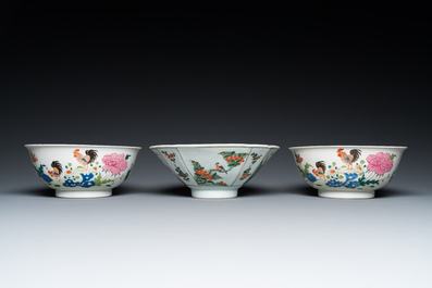 A pair of Chinese famille rose 'rooster' bowls and a famille verte bowl, 18/19th C.