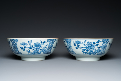 Une paire de bols et une paire d'assiettes en porcelaine de Chine en bleu et blanc et une paire de groupes en biscuit &eacute;maill&eacute; vert, Kangxi/Qianlong