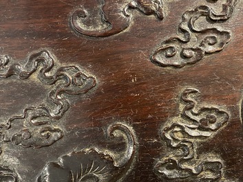Een Chinese deels zitanhouten dekseldoos met vijf vleermuizen en Shou symbool, Qing