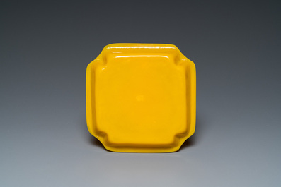 Een Chinese schotel en een cilindrische pot in geel Peking glas, Qing/Republiek