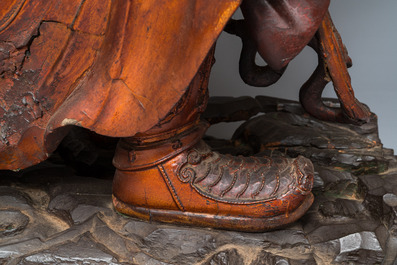 Tr&egrave;s importante sculpture de Weituo en bois laqu&eacute; et dor&eacute;, Chine, 17&egrave;me