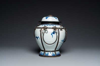 Vase couvert en porcelaine de Chine en bleu et blanc mont&eacute; en pipe &agrave; eau pour le Vietnam, marque de Daoguang, 19&egrave;me