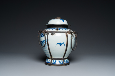 Vase couvert en porcelaine de Chine en bleu et blanc mont&eacute; en pipe &agrave; eau pour le Vietnam, marque de Daoguang, 19&egrave;me