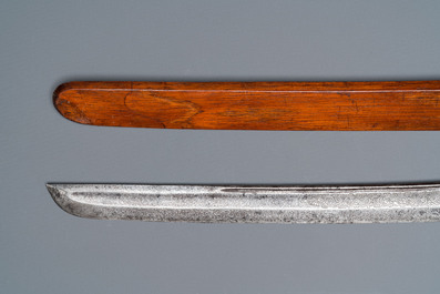 Een Indonesisch zwaard in houten schede, gedateerd 1891 en met inscriptie TJIPATJING