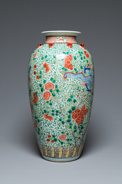 Tr&egrave;s grand vase en porcelaine de Chine famille verte sur socle en bois, 19&egrave;me