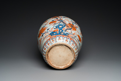 A Chinese Imari-style vase, Kangxi/Yongzheng