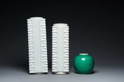 Deux vases de type 'cong' en porcelaine de Chine en blanc monochrome et un pot en vert de pomme, 19/20&egrave;me