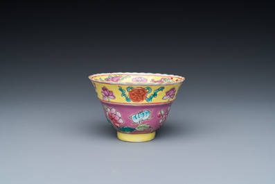 Quatre coupes et un bol en porcelaine de Chine famille rose pour le march&eacute; Straits ou Peranakan, marque de Qianlong, 19&egrave;me