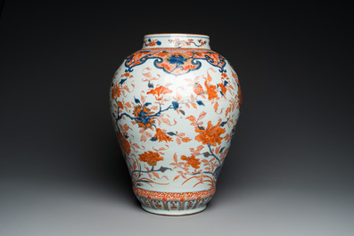 Een Chinese Imari-stijl vaas, Kangxi/Yongzheng