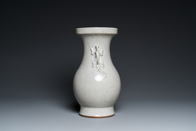Un br&ucirc;le-parfum, un plat et un vase en porcelaine de Chine &agrave; &eacute;mail craquel&eacute;, Qing