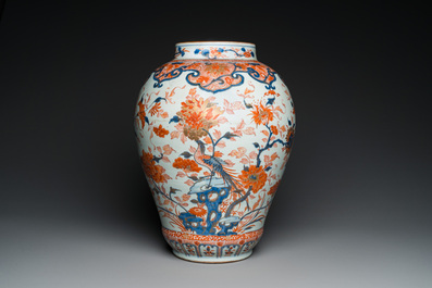 A Chinese Imari-style vase, Kangxi/Yongzheng