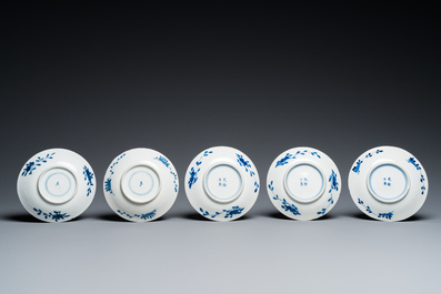 13 Chinese blauw-witte koppen en 10 schotels met een konijnenjacht, Qianlong merk, 19e eeuw