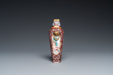 Vase de forme carr&eacute;e en &eacute;maux de Canton ou P&eacute;kin &agrave; d&eacute;cor d'Europ&eacute;ens, marque et probablement &eacute;poque de Qianlong