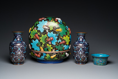 A pair of Chinese cloisonn&eacute; vases, a large covered box and a bowl, 19/20th C.