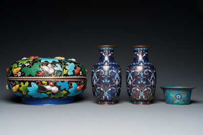 Een paar Chinese cloisonn&eacute; vazen, een grote dekseldoos en een kom, 19/20e eeuw