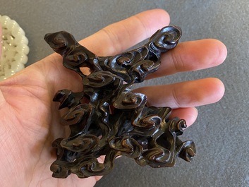 Een Chinese jade snuiffles en een opengewerkt medaillon, Qing