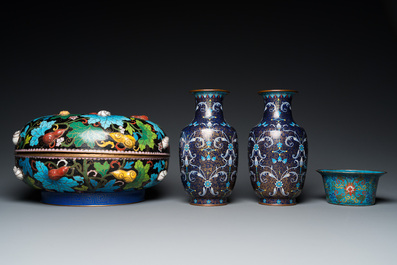 Een paar Chinese cloisonn&eacute; vazen, een grote dekseldoos en een kom, 19/20e eeuw