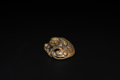 Poids de rouleau en bronze dor&eacute; en forme de chien, Chine, Ming