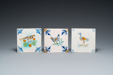 Drie polychrome Delftse tegels met een kip, een kuifmees en een struisvogel, 17e eeuw