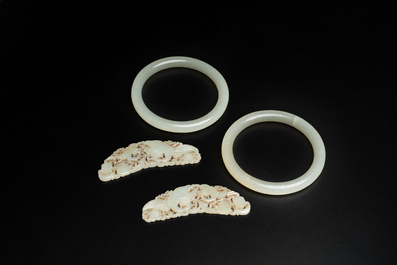 A pair of Chinese jade bangles, a pair of pendants and a box with cover, 19/20th C.