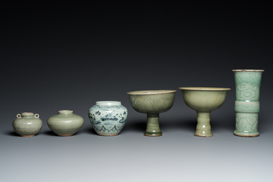 Drie Chinese celadon-geglazuurde vaasjes, twee stem cups en een blauw-wit vaasje, Ming