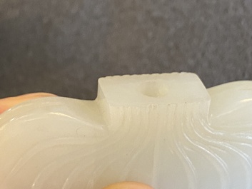 Een Chinese jade snuiffles en een opengewerkt medaillon, Qing