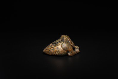 Een Chinees verguld bronzen scrollgewicht in de vorm van een hond, Ming