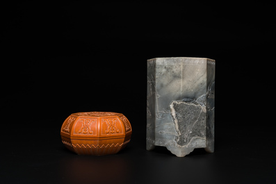 Een Chinees houten dekseldoosje en een penselenbeker in grijze jade, Republiek
